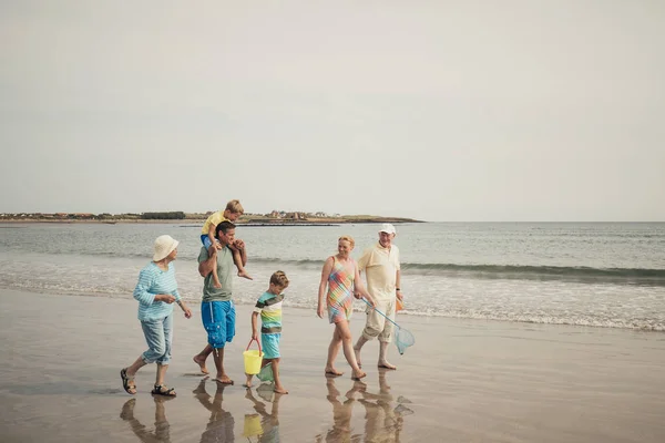 Trzy pokolenia rodziny na plaży — Zdjęcie stockowe