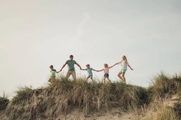 Wandern entlang der Spitze der Sanddüne. — Stockfoto