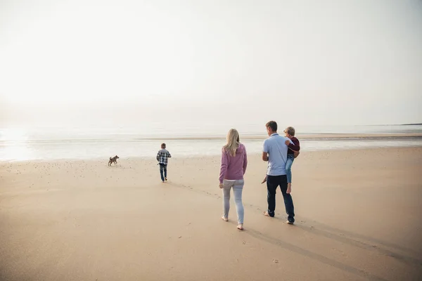 Walking Down to the Water's Edge — Stock Photo, Image