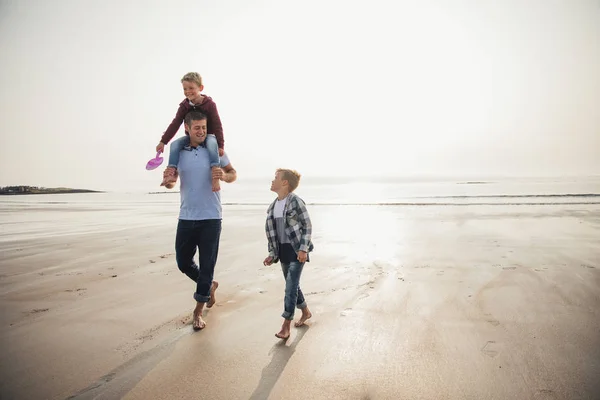 Caminando desde el borde del agua en la playa — Foto de Stock