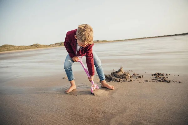 Digging on the Beach — Stock Photo, Image