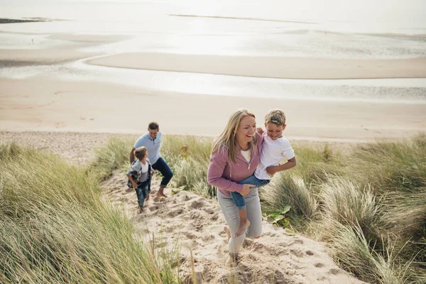 Walking up the Sand Dune — Stock Photo, Image