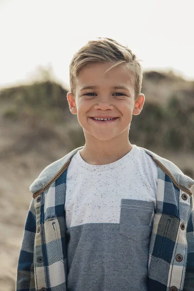 Giovane ragazzo sulla spiaggia — Foto Stock