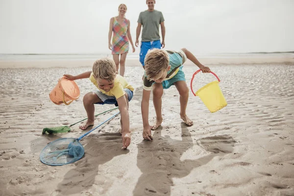 Divertirse en la playa — Foto de Stock