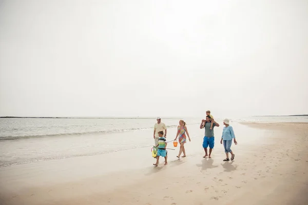Familia pe plajă — Fotografie, imagine de stoc