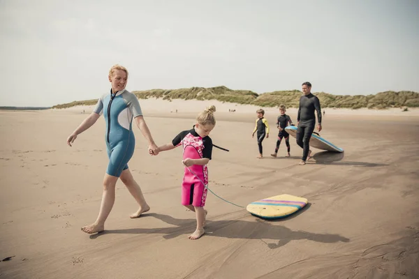 Vacanza di surf in famiglia — Foto Stock