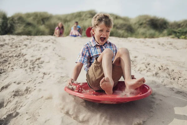 Sandboarding dolů duny — Stock fotografie