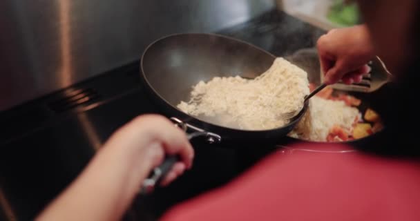 Stir Fry Evde Yaparken Için Kızarmış Tavuk Pişmiş Makarna Ekleme — Stok video