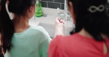 Kadın kıdemli bir tır fry birlikte pişirme sonra bir tencere yıkamak nasıl onun torunu öğretiyor.