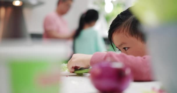 Menino Está Precisamente Cortando Cebola Primavera Para Colocar Jantar Família — Vídeo de Stock