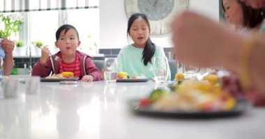 Kardeş aile ile bir ev yapımı stir fry birlikte evde yemek yerken sosyalleşme.