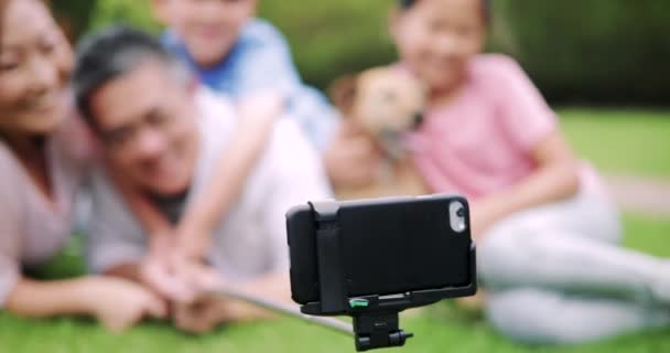 Οικογένεια Παίρνουν Μια Selfie Στον Κήπο Τους Ένα Selfie Stick — Αρχείο Βίντεο