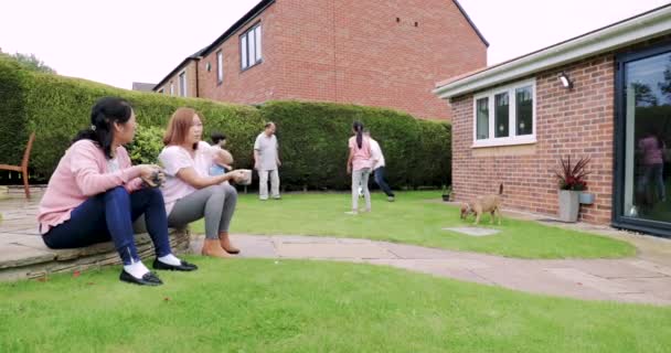 Familjen Deras Trädgård Sommar Barnen Spelar Bollspel Med Sin Far — Stockvideo