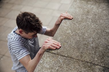 Freerunner asılı çıkıntıya kapalı