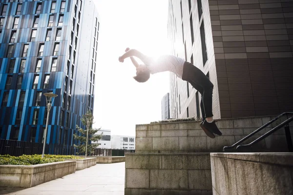 Freerunner fazendo um Backflip na cidade — Fotografia de Stock