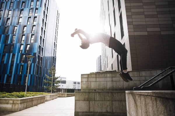 Freerunner beim Rückwärtssalto in der Stadt — Stockfoto