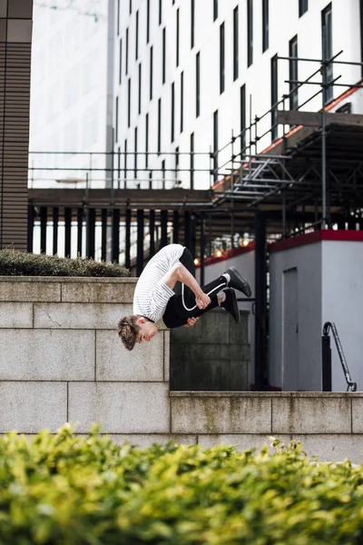 Freerunner Doing Flips in the City — Stock Photo, Image