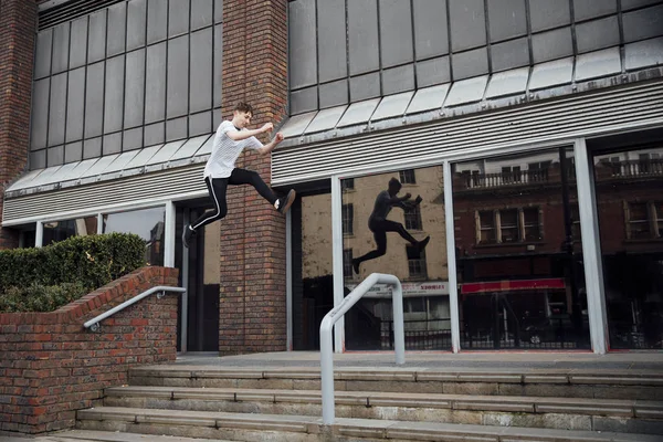 Freerunner na cidade — Fotografia de Stock