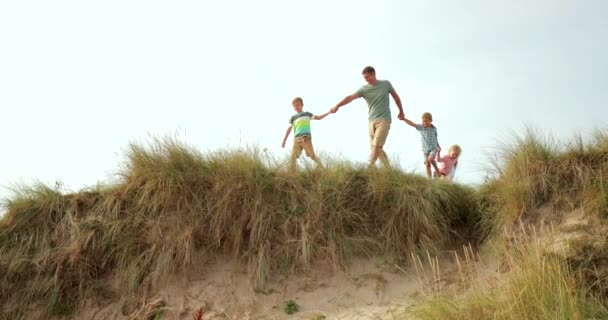 Blick Nach Oben Auf Eine Familie Die Auf Einer Sanddüne — Stockvideo