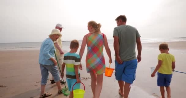 Медленное Движение Трекинг Снимок Семьи Трех Поколений Гуляющей Пляжу Время — стоковое видео