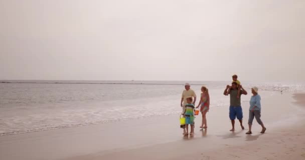 Familia Multigeneracional Caminando Por Borde Del Agua Juntos Vacaciones Northumberland — Vídeo de stock