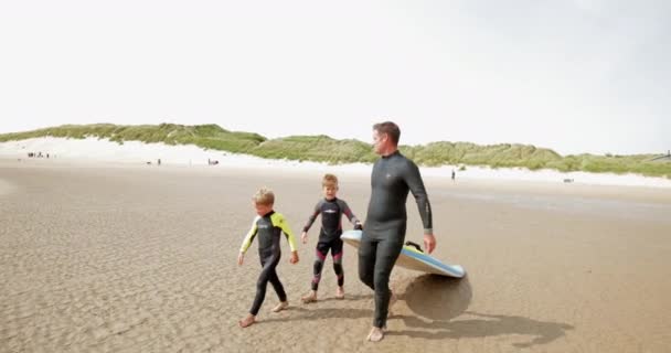 Kardeş Babaları Aşağı Kenarı Yürüyüş Onların Tatil Sörf Için Ağır — Stok video