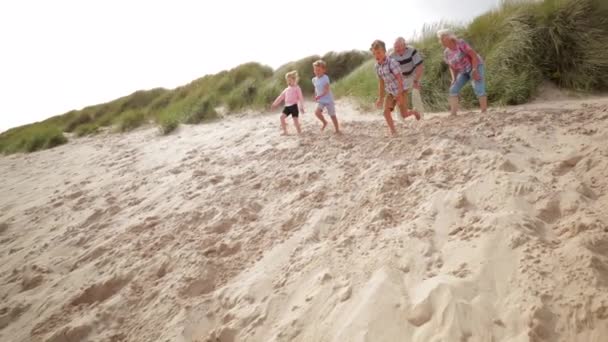 Kardeşin Bir Kumul Tatildeyken Plajda Aşağı Yarış Yavaş Hareket Atış — Stok video