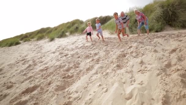 Disparo Cámara Lenta Hermanos Corriendo Por Una Duna Arena Playa — Vídeo de stock