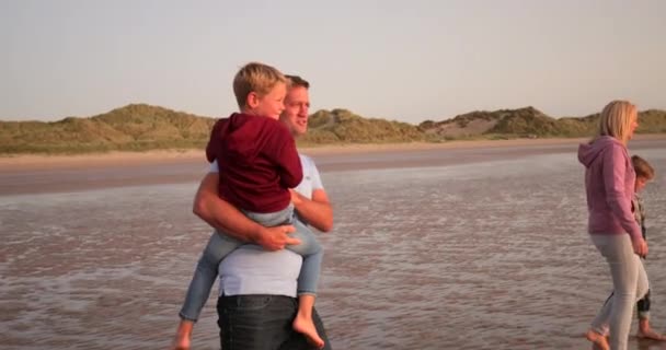 슬로우 휴가에 해변을 가족의 초점은 아버지와 — 비디오