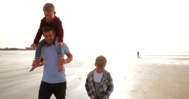 人の息子 休暇中にビーチでウォーターズ エッジから登って — ストック動画