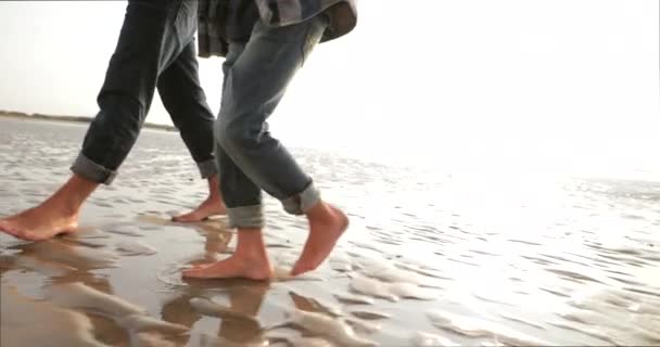 Низкий Угол Маячок Неузнаваемый Ребенок Отцом Идущим Пляжу Мокрому Песку — стоковое видео
