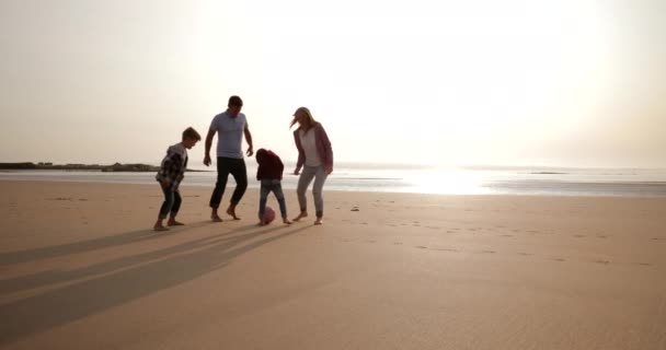 Establecimiento Tiro Una Familia Jugando Fútbol Mientras Está Vacaciones Playa — Vídeos de Stock