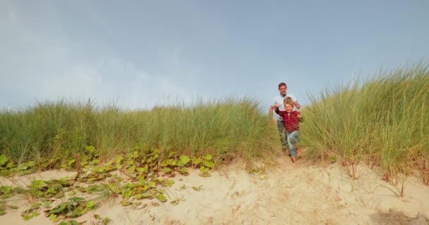 Deniz Açık Aşağı Kum Tepeleri Yürüyen Bir Ailenin Ağır Çekim — Stok video