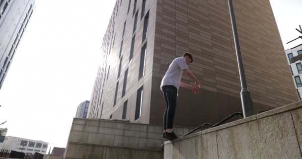 Corredor Libre Está Haciendo Backflip Desde Una Pared Centro Ciudad — Vídeo de stock