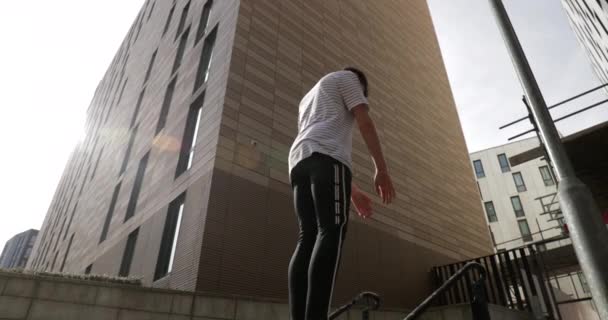 Free Runner Doing Backflip Wall Newcastle City Centre — Stock Video