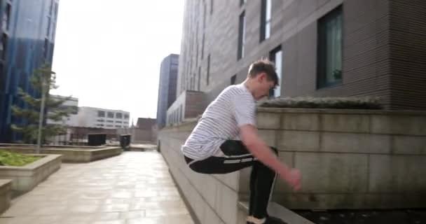 Freerunner Skákání Mezi Stěnami Centru Města Newcastle — Stock video