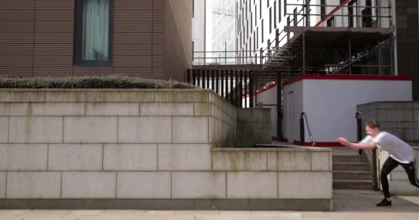 Freerunner Está Saltando Entre Muros Edificios Haciendo Volteretas Centro Newcastle — Vídeos de Stock