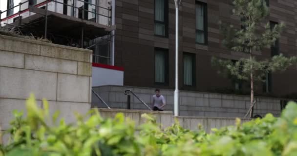 Freerunner 在纽卡斯尔市中心的墙壁和建筑物之间跳跃 — 图库视频影像