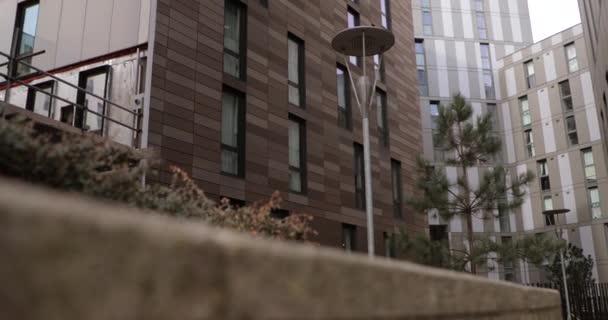Freerunner Ugrás Között Falak Épületek Newcastle Városközpontjában Található — Stock videók