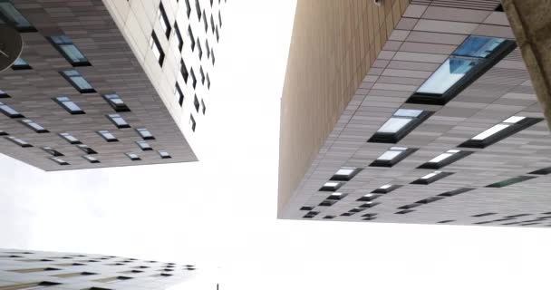 Freerunner Прыгает Между Стенами Пределами Корпоративных Зданий Городе — стоковое видео