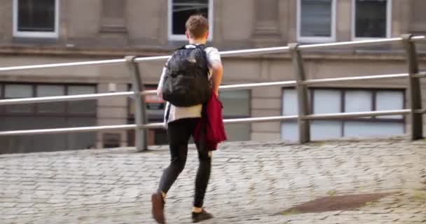 Freerunner Çatılara Bir Eğitim Oturumu Başlatmak Için Onun Yol Kadar — Stok video