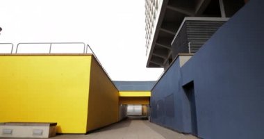 Freerunner City'deki kalın binalar arasında atlama. 