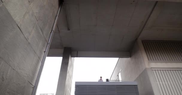 Freerunner 在城市屋顶的通风口做翻转 — 图库视频影像