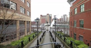 Freerunner yolunu City Newcastle quayside bir köprüde arasında Dengeleme. 