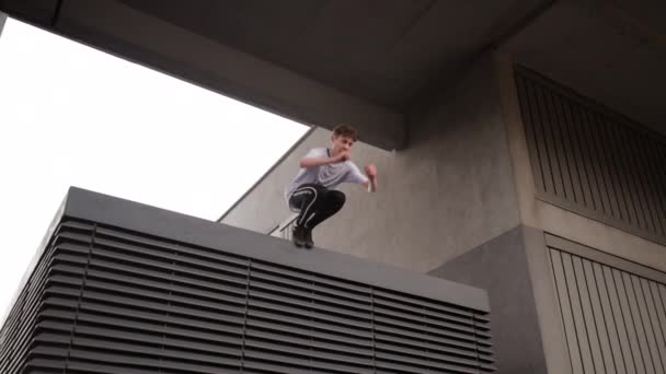 Freerunner 在城市屋顶的通风口做翻转 — 图库视频影像