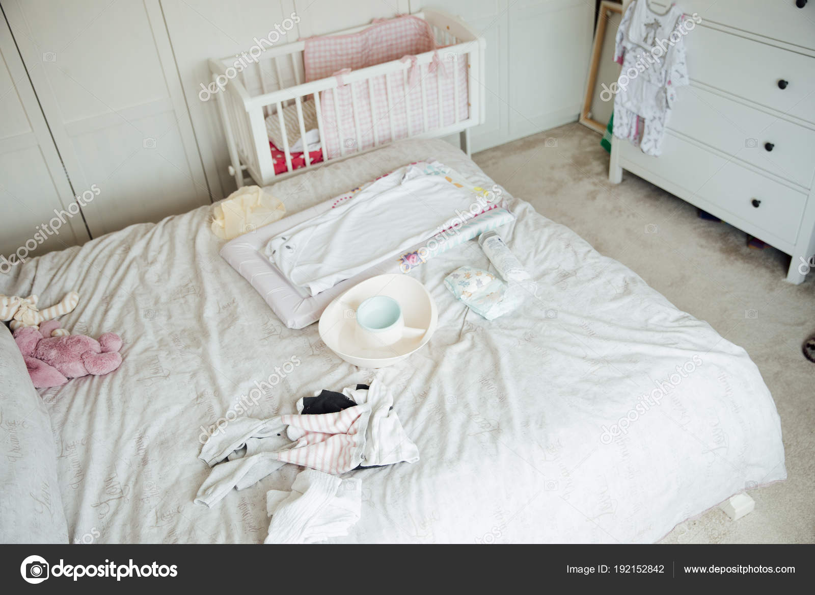 Baby uitrusting op Bed van de ouders — Stockfoto © DGLimages #192152842 Baby uitrusting op Bed van de ouders — Stockfoto © DGLimages #192152842
