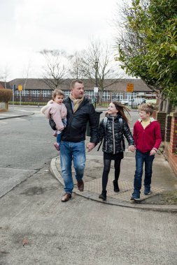 Birlikte okuldan eve yürürken