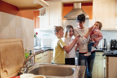 Çoklu görev annem evde çocukları ile