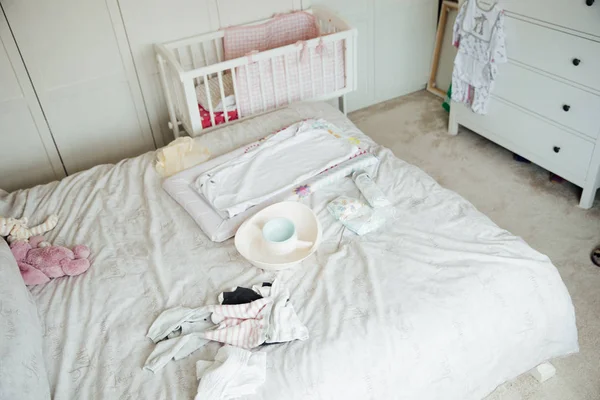 Sprzęt dla niemowląt na łóżku rodziców — Zdjęcie stockowe