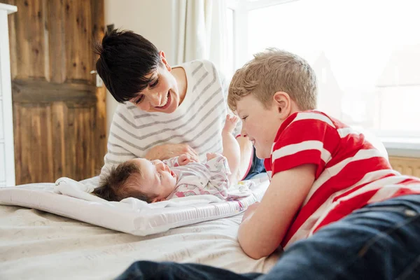 Bambino Sua Madre Sono Giocherelloni Con Bambino Dopo Aver Cambiato — Foto Stock